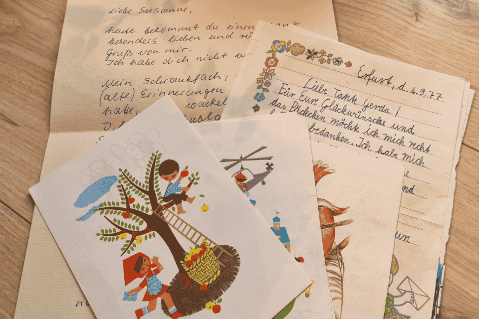 Aufgeschlagenes Kinderbriefpapier mit Bildern und Text eines siebenjährigen Kindes.